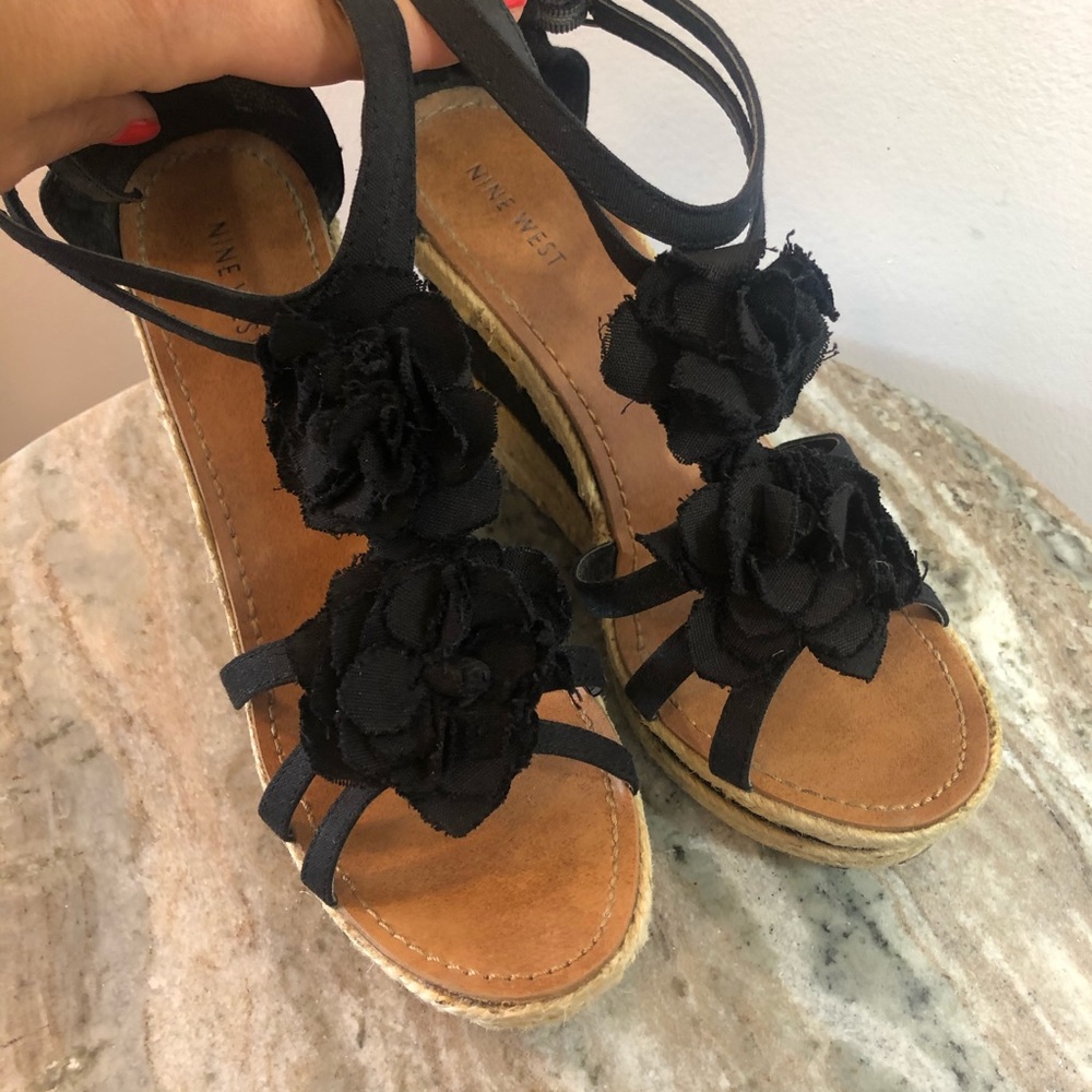 Nine West wedges size 8.5 black sandals flowers - Picture 2 of 7
